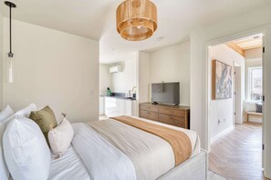 مكواة/لوح كي وسرير سفر وواي فاي وملاءات أسرّة