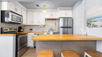 Microwave, dishwasher, coffee/tea maker, kitchen islands