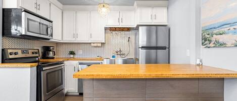 Mikroaaltouuni, astianpesukone, kahvin-/teenkeitin, keittiösaareke