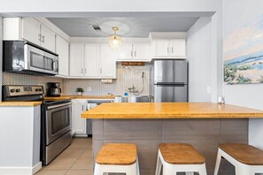 Micro-ondes, lave-vaisselle, cafetière/bouilloire, îlots de cuisine