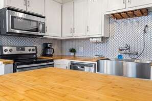 Microwave, dishwasher, coffee/tea maker, kitchen islands