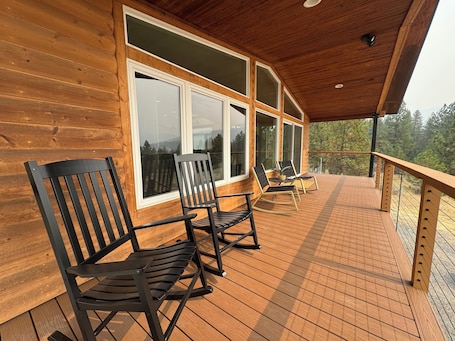 Terrace/patio. Modern. Private. Spacious. Fully stocked. Family friendly. Cozy. RV hookup.