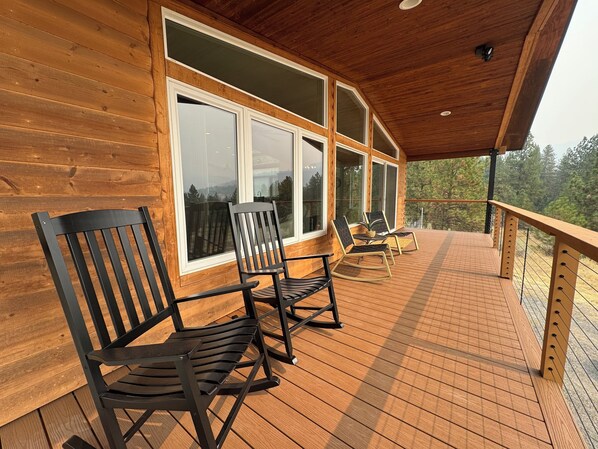 Terrace/patio - Modern. Private. Spacious. Fully stocked. Family friendly. Cozy. RV hookup. (KETTLE FALLS)