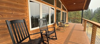 Modern. Private. Spacious. Fully stocked. Family friendly. Cozy. RV hookup.