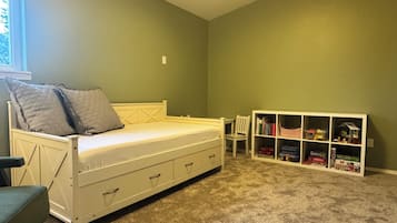 4 slaapkamers, een bureau, een strijkplank/strijkijzer, reisbedje