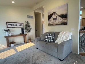 Smart TV, table football, books - Modern. Private. Spacious. Fully stocked. Family friendly. Cozy. RV hookup. (KETTLE FALLS)