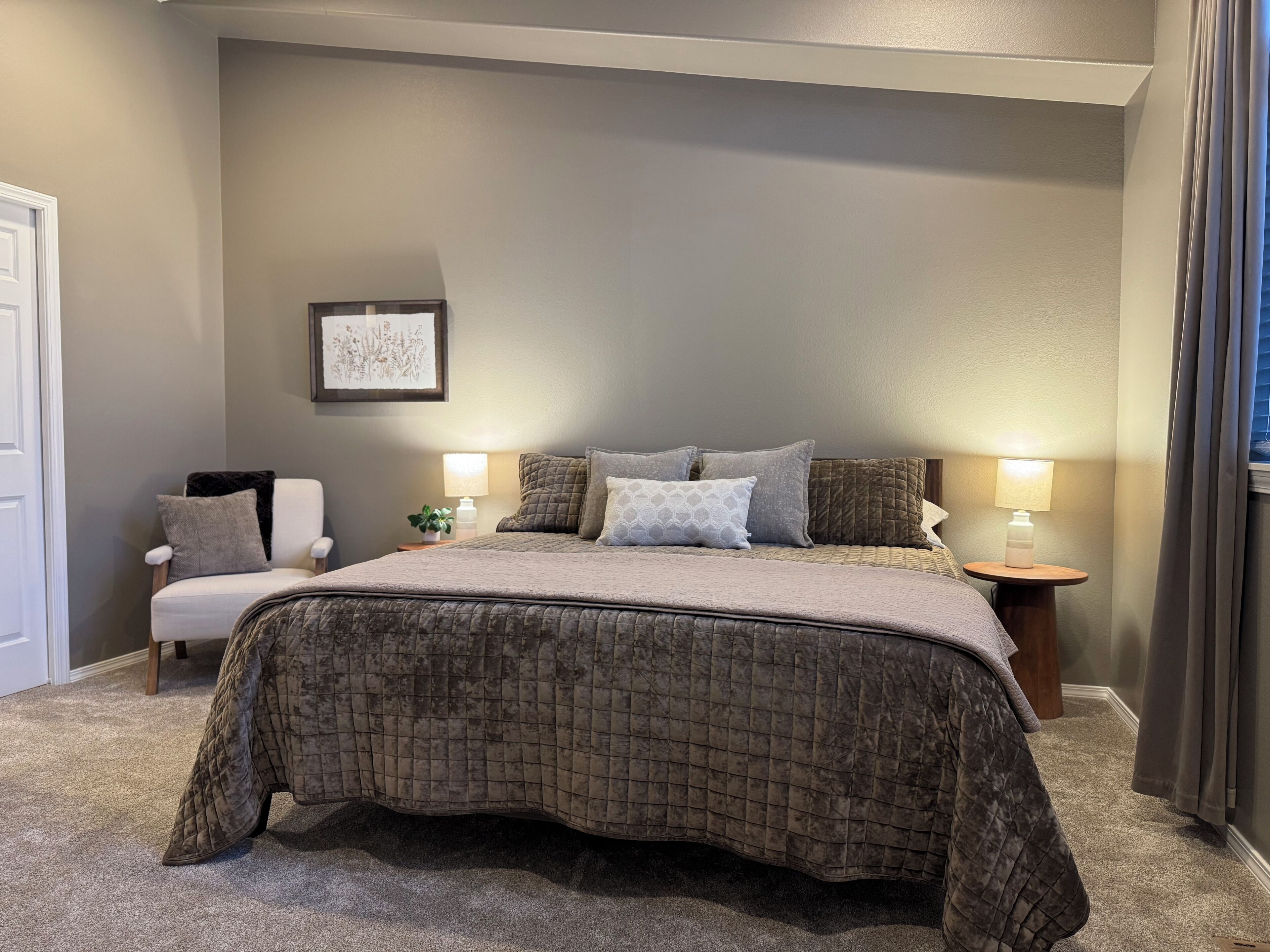 3 slaapkamers, een bureau, een strijkplank/strijkijzer, reisbedje