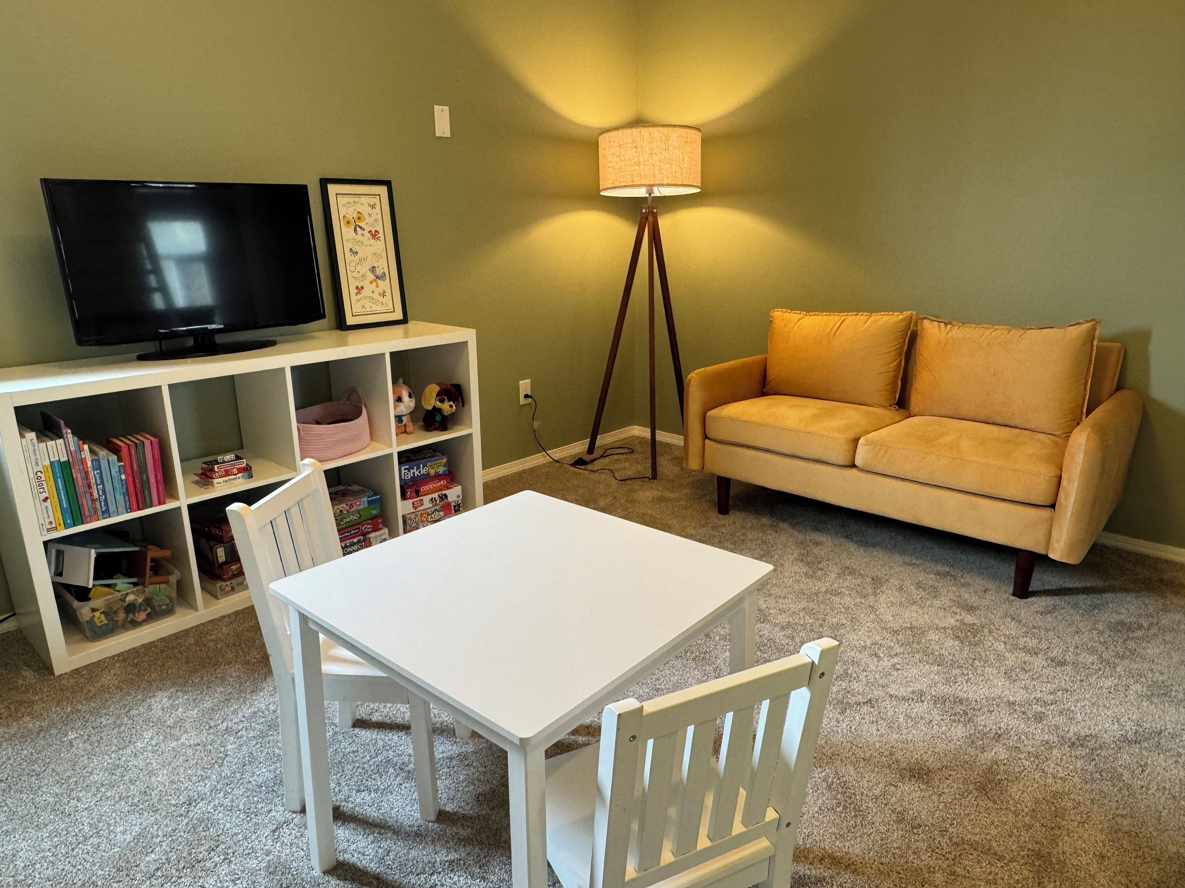 Een smart-tv, tafelvoetbal en boeken