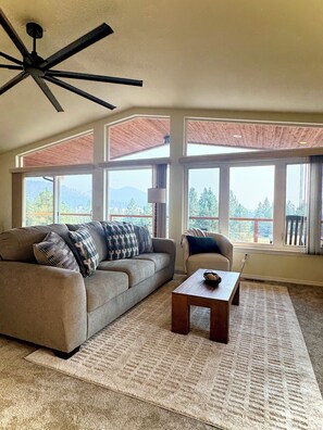 Smart TV, table football, books - Modern. Private. Spacious. Fully stocked. Family friendly. Cozy. RV hookup. (KETTLE FALLS)