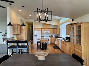 Fridge, microwave, oven, stovetop - Modern. Private. Spacious. Fully stocked. Family friendly. Cozy. RV hookup. (KETTLE FALLS)