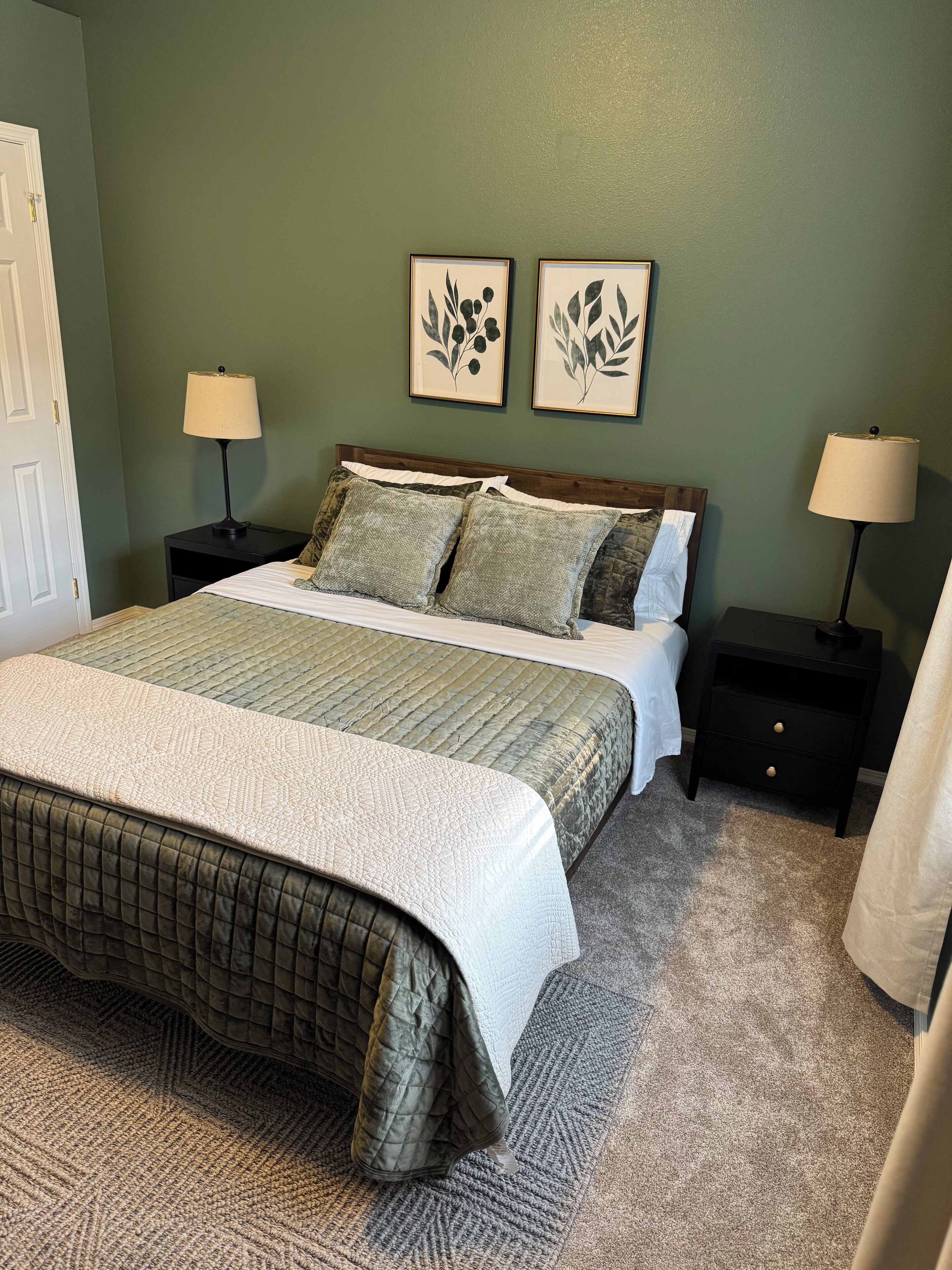 3 bedrooms, desk, iron/ironing board, travel crib