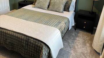 3 bedrooms, desk, iron/ironing board, travel crib