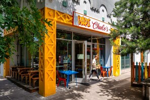 Outdoor dining - Cozy Portland Studio near Alberta Arts (Portland)