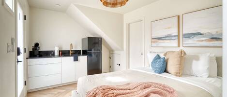 Silitysrauta/-lauta, Wi-Fi, vuodevaatteet