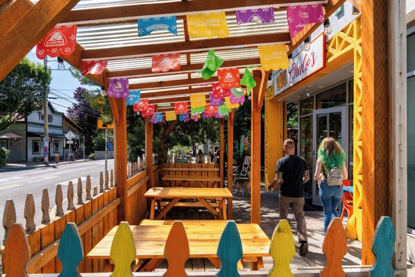 Outdoor dining - Alberta Arts District Studio Suite (Portland)