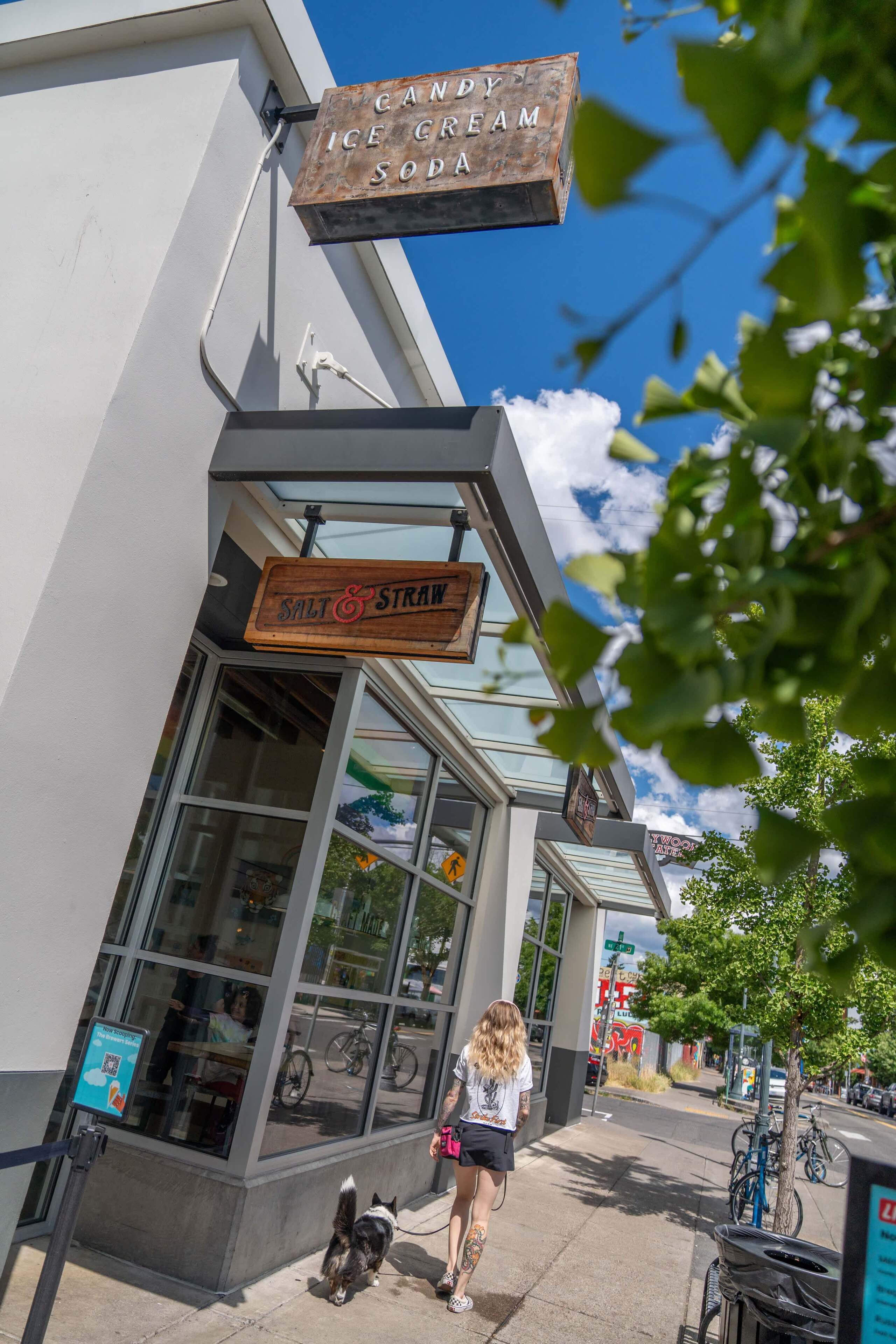 Une devanture de magasin avec des enseignes indiquant « glaces et sodas » et « Salt & Straw ».