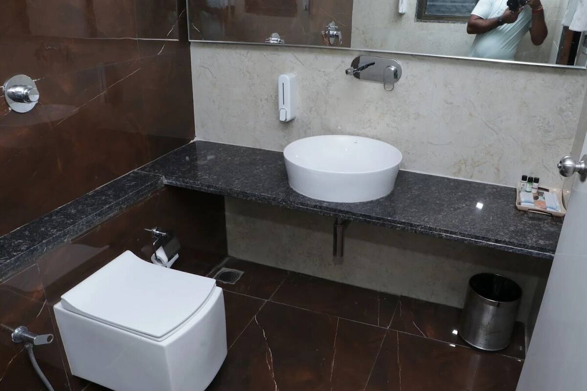 Luxury Double Room, City View | Bathroom | Free toiletries, slippers, towels, soap