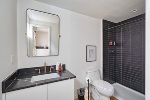 Dusj, hårføner og håndklær