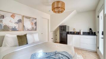 Iron/ironing board, travel crib, WiFi, bed sheets