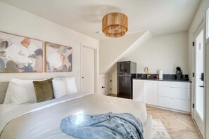 Iron/ironing board, travel crib, WiFi, bed sheets - Alberta Arts District Hideaway - Stylish Studio (Portland)