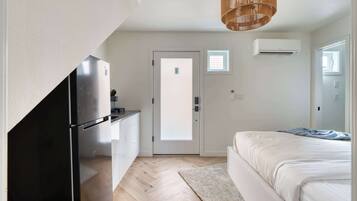 Iron/ironing board, travel crib, WiFi, bed sheets