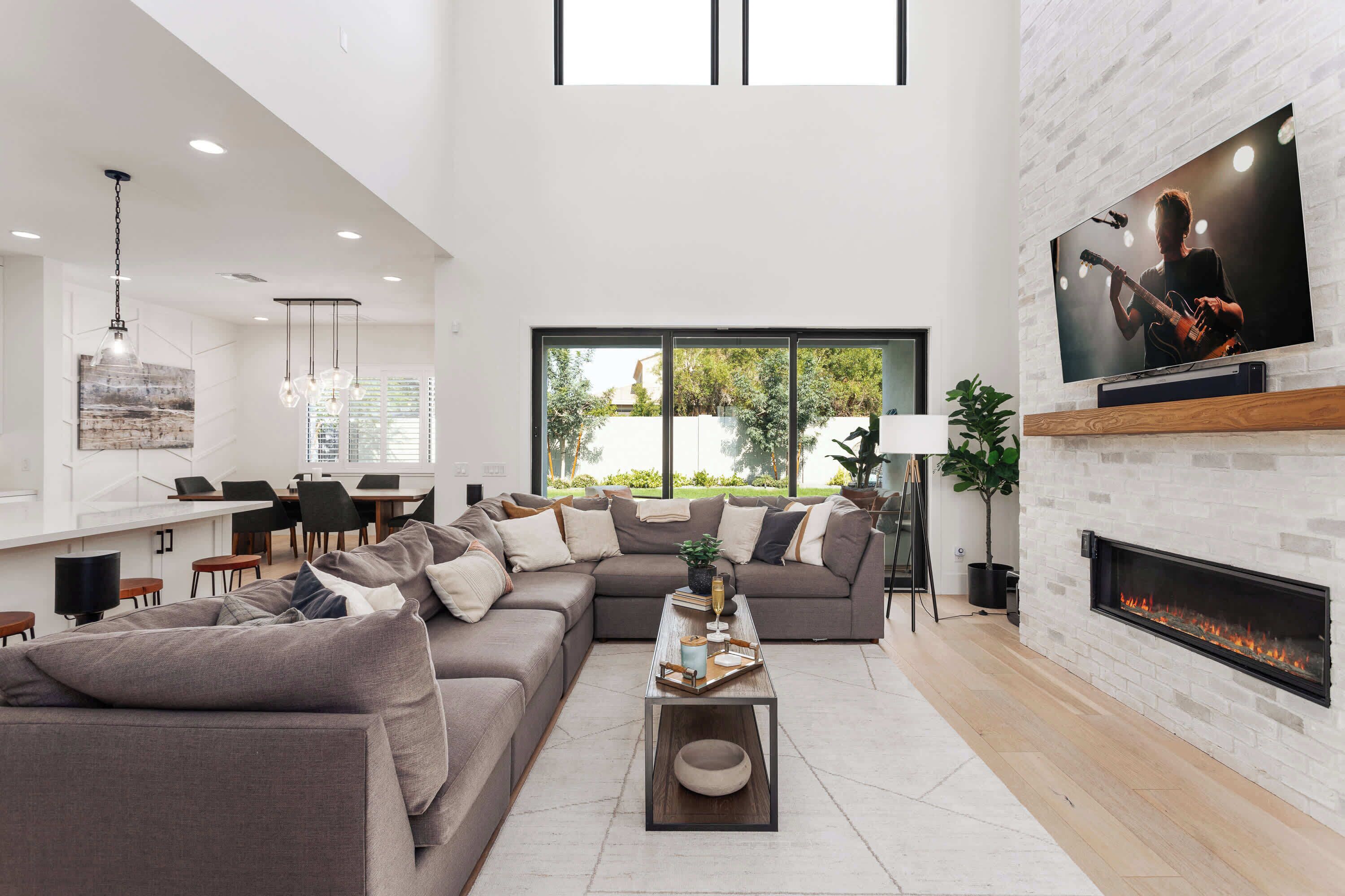 Smart TV, fireplace
