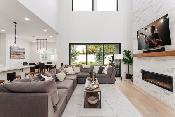 Smart TV, chimenea y libros