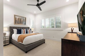 5 bedrooms, iron/ironing board, travel cot, free WiFi - Breeze- Pool- Walk 2 Restaurants- Mins 2 Old Town! (Phoenix)