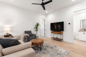 Smart TV, fireplace