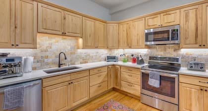 Spacious Home - Steps to Hot Tub - On the Ski Bus Line