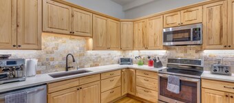 Spacious Home - Steps to Hot Tub - On the Ski Bus Line