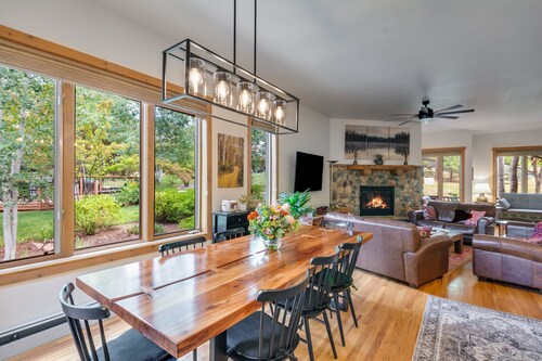 Spacious Home - Steps to Hot Tub - On the Ski Bus Line