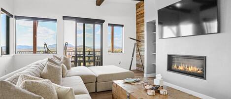 TV connectée, cheminée, table de tennis de table