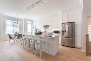 Refrigerador, microondas, horno, placa de cocina
