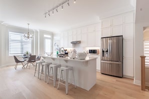 Refrigerador, microondas, horno, placa de cocina