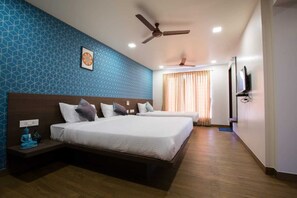 Quarto família, vista para a cidade | Cofres nos quartos, escrivaninha, espaço de trabalho para notebook