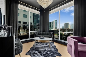 Smart TV, table tennis - Downtown 3BR/3BA Luxury Stay. Skyline Views, Pool, Gym, & Walk to Broadway (Nashville)