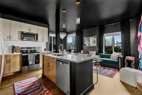 Fridge, microwave, oven, stovetop - Downtown 3BR/3BA Luxury Stay. Skyline Views, Pool, Gym, & Walk to Broadway (Nashville)