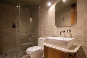Douche, serviettes fournies, papier toilette