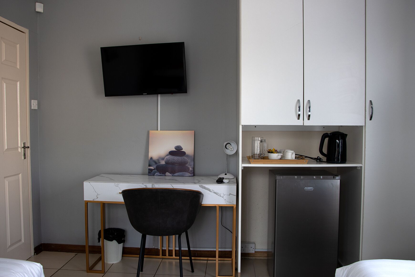 5 chambres, coffres-forts dans les chambres, bureau