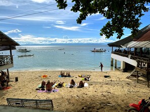 Beach - Beautiful, spacious, resort on the beach front. (Moalboal)