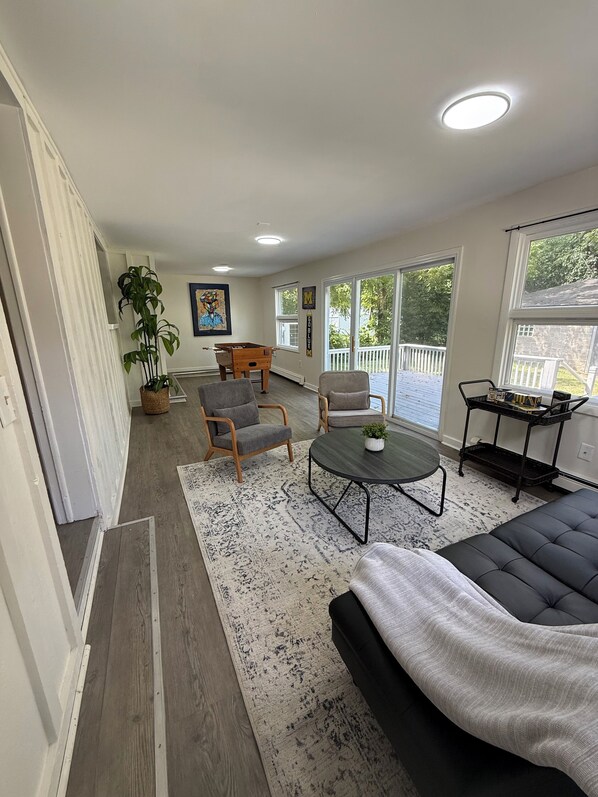 テレビ、暖炉、テーブルサッカー台