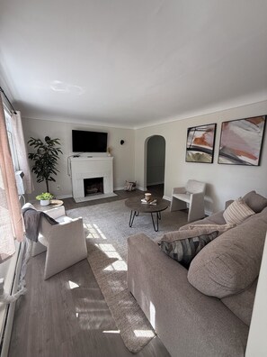 テレビ、暖炉、テーブルサッカー台