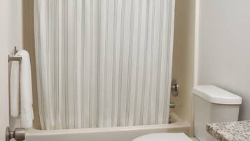 Een haardroger, zeep, toiletpapier