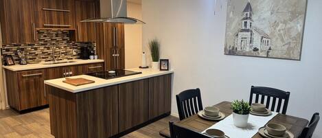 Micro-ondes, four, plaque de cuisson, cafetiĂšre/bouilloire