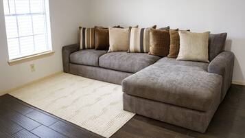 Televisor intel·ligent, futbolí i llibres