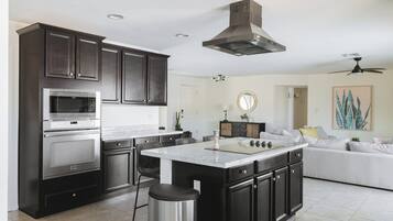 Refrigerador, microondas, horno, placa de cocina