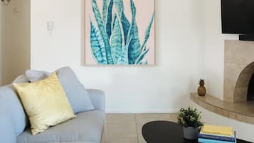 Una televisión, libros