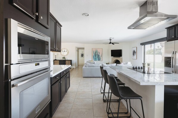 Réfrigérateur, micro-ondes, four, plaque de cuisson