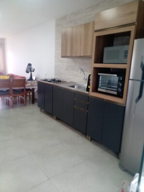 Refrigerador, microondas, horno y parrilla de estufa 